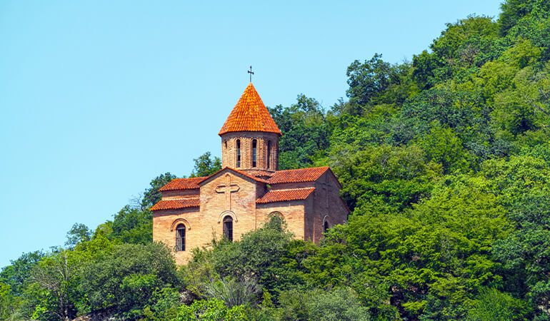 Qakhbas_kendi_ve_Alban_mebedi.jpg
